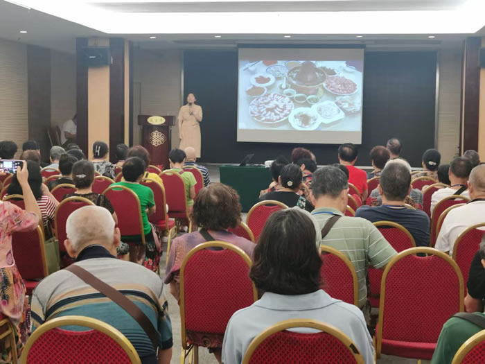 綿陽(yáng)中旅行假日旅行社舉行胡楊林、南疆專列推薦會(huì)
